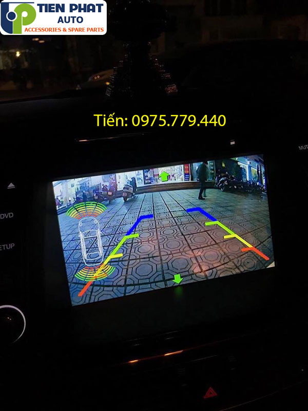 Gắn camera lùi cho xe Toyota Innova Venturer 2018