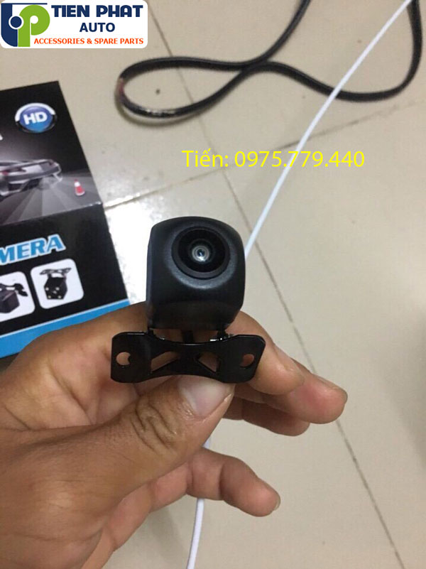 Gắn camera lùi cho xe Toyota Innova Venturer 2018