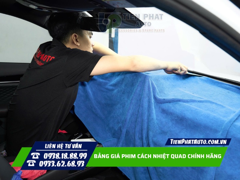 Quá trình thi công dán phim đòi hỏi thợ tay nghề cao và làm đúng kỹ thuật Quá trình thi công dán phim đòi hỏi thợ tay nghề cao và làm đúng kỹ thuật