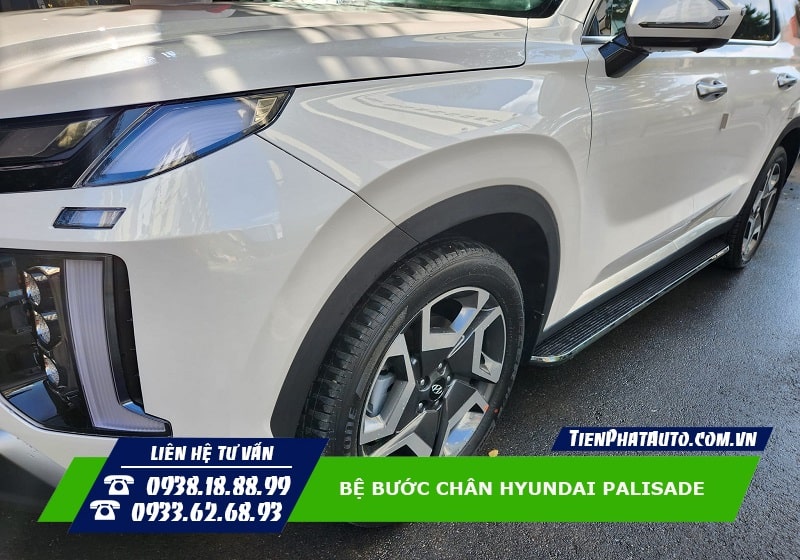 Bệ bước chân Hyundai Palisade giúp bước lên xuống xe dễ dàng và an toàn