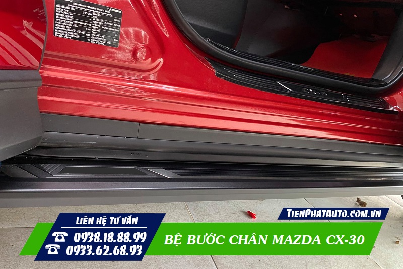 Bệ bước chân Mazda CX-30 hỗ trợ bước lên xuống xe dễ dàng và an toàn