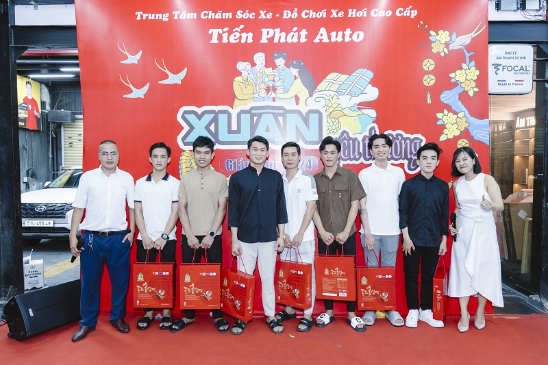 Nhân viên Detailing chuyên mảng chăm sóc xe ô tô tại Tiến Phát Auto