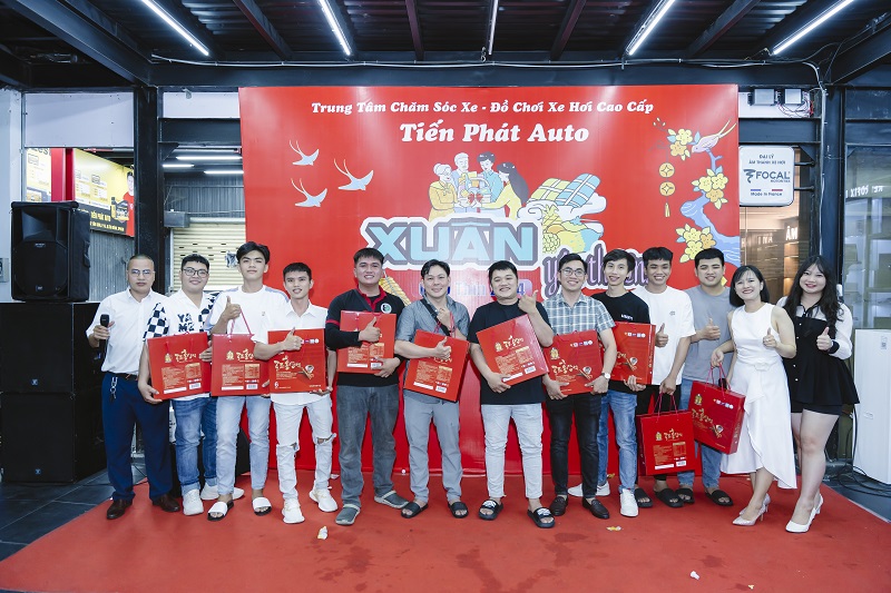 Nhân viên kỷ thuật chuyên mảng điện xe ô tô tại Tiến Phát Auto