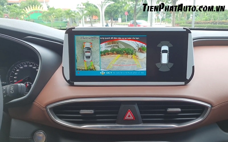 Màn hình hiển thị camera lùi kèm vạch đánh lái theo chiều xoay vô lăng