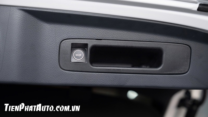Nút bấm cốp điện AZ Gate được lắp đặt ở phía sau xe
