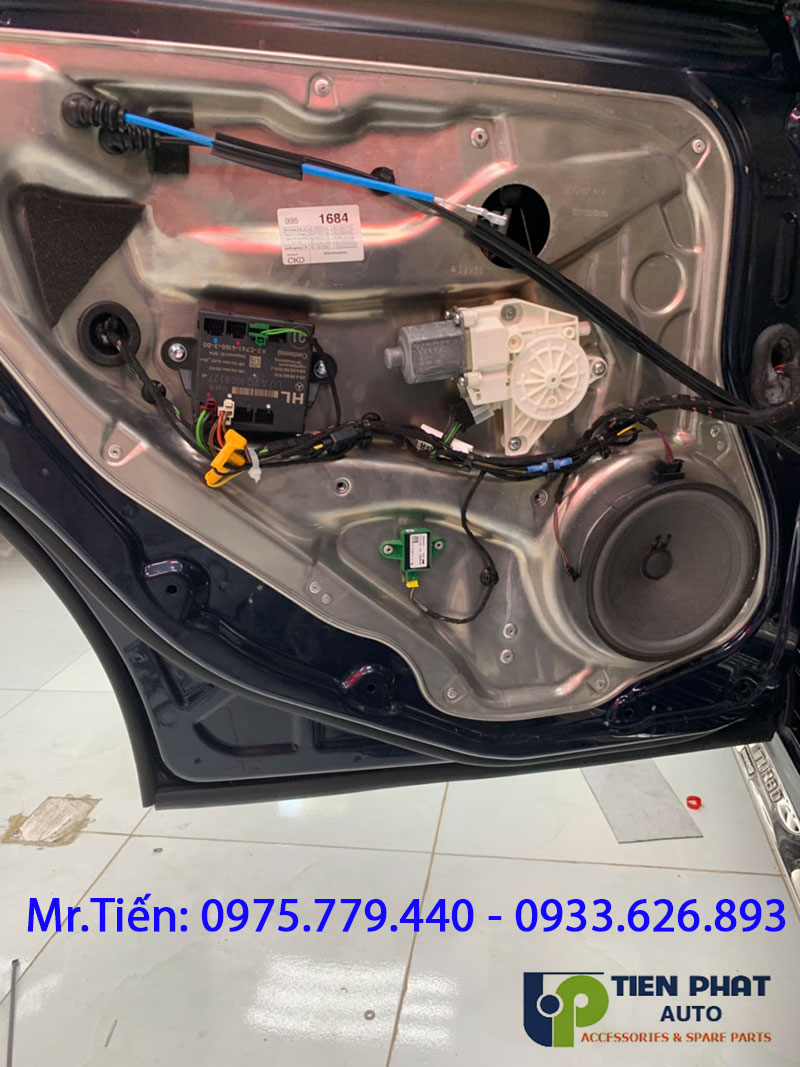 cua-hit-cho-xe-Mercedes-E250