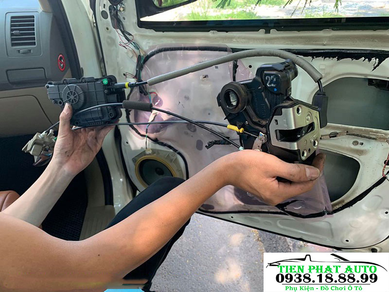 cua-hit-tu-dong-chinh-hang-cho-subaru-outback-tienphatauto