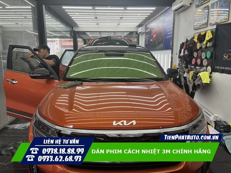 Sau khi dán phim cách nhiệt cho ô tô bạn nên hạn chế lên xuống kính tầm 2 - 3 ngày Sau khi dán phim cách nhiệt cho ô tô bạn nên hạn chế lên xuống kính tầm 2 - 3 ngày