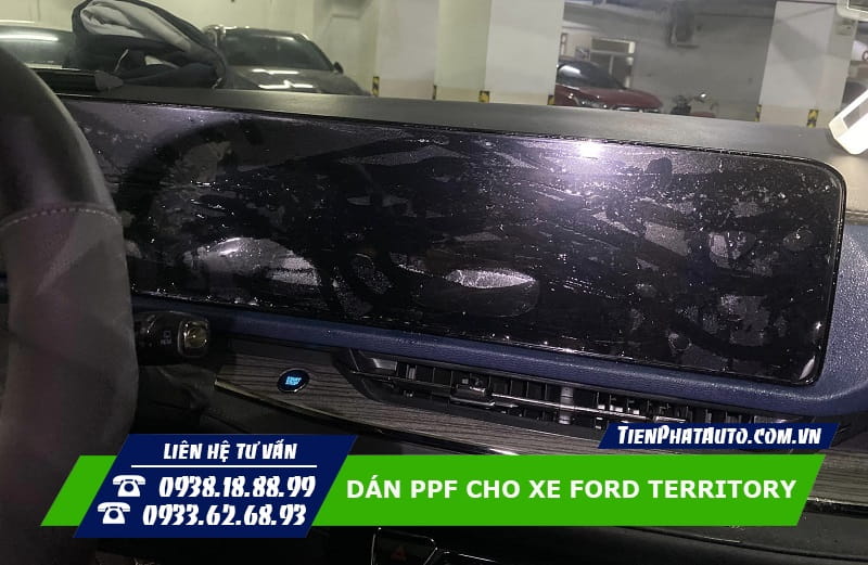 Hình ảnh quá trình dán PPF nội thất phần màn hình xe Ford Territory