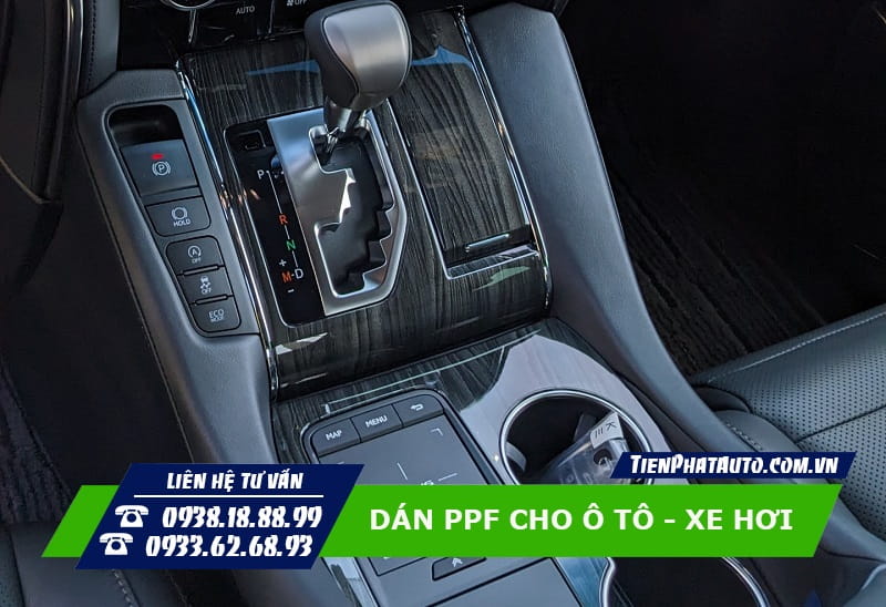 Vị trí dán PPF nội thất ô tô ở phần khu vực cần số và hộc ly