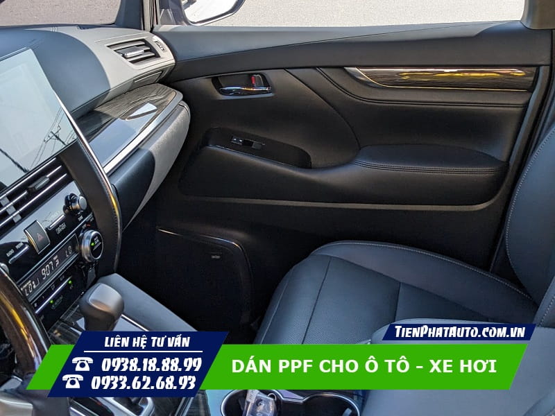 Các chi tiết bóng trong nội thất xe đều nên được dán PPF