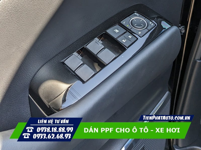 Phần PPF nội thất ô tô được dán ở vị trí các nút khiển kính