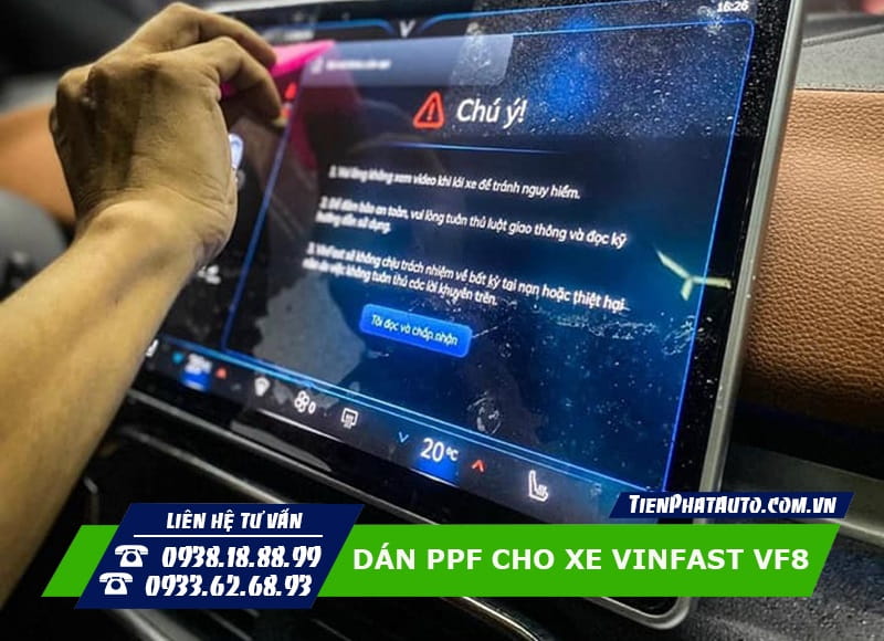 Hình ảnh dán PPF cho Vinfast VF8 vị trí khu vực màn hình trung tâm