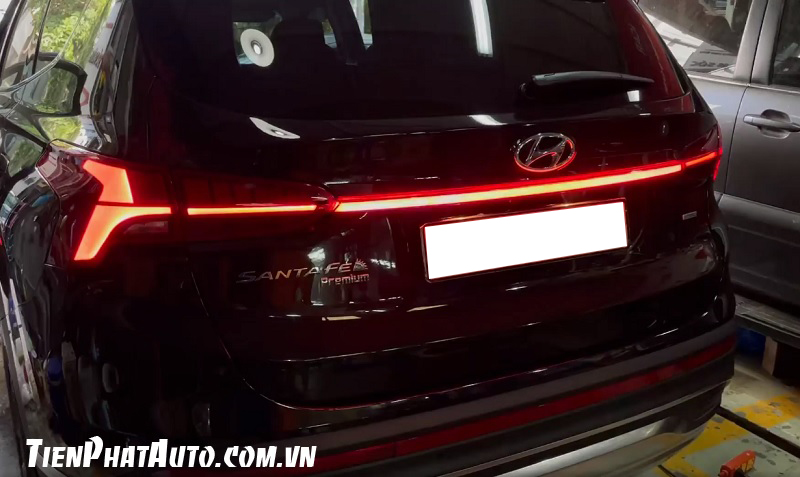 Đèn LED cốp Santafe giúp tăng thêm độ sang trọng và nổi bật cho xe