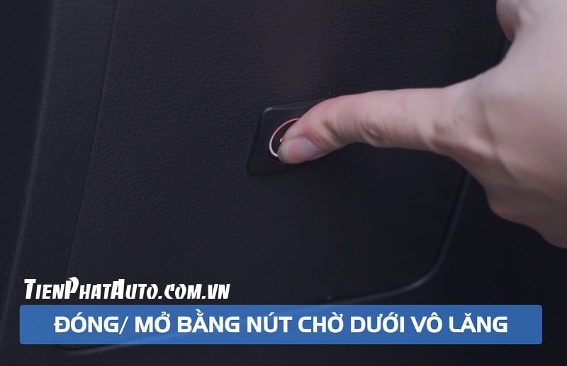 Nút bấm đóng mở cốp tự động được trang bị thêm trên xe