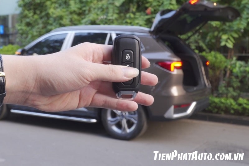 Cốp điện tích hợp đóng mở ngay trên Remote zin của xe