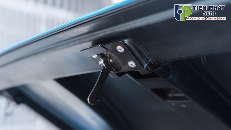 Hình ảnh chốt khóa gài nắp capo cốp phía trước xe