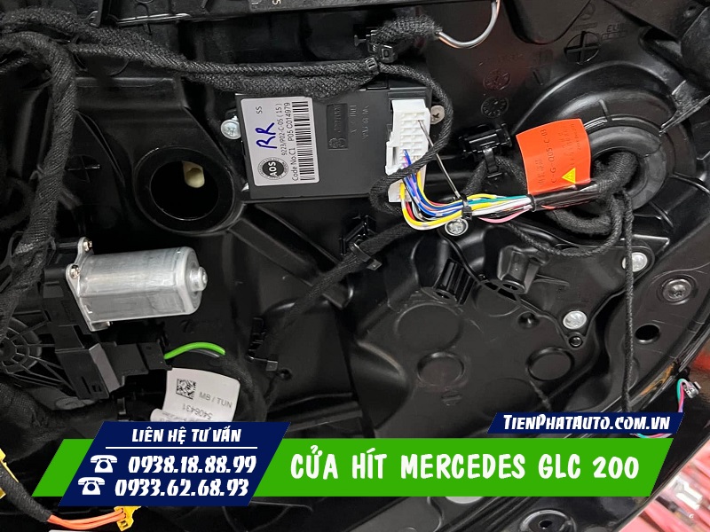 Cửa hít Mercedes GLC200 lắp đặt cắm giắc zin 100% không ảnh hưởng điện xe