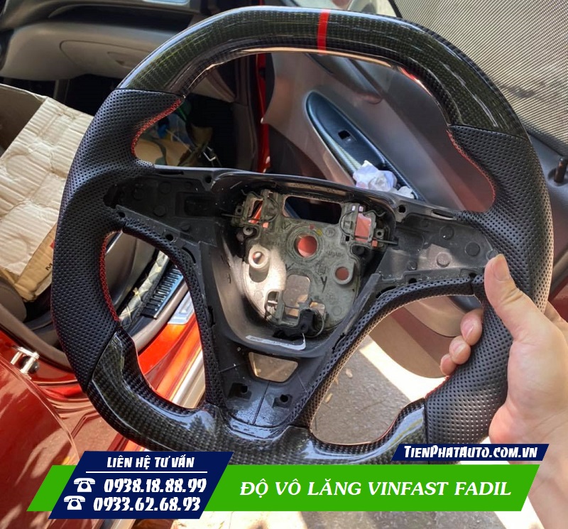 Vô lăng cacbon giúp làm tăng thêm sự nổi bật nội thất bên trong xe
