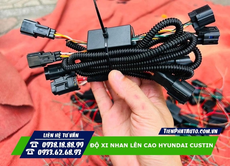 Tiến Phát Auto chuyên độ xi nhan lên cao cho Hyundai Custin