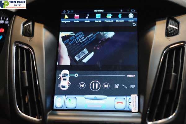 chuyen lap dat man hinh dvd tesla cho focus 2015