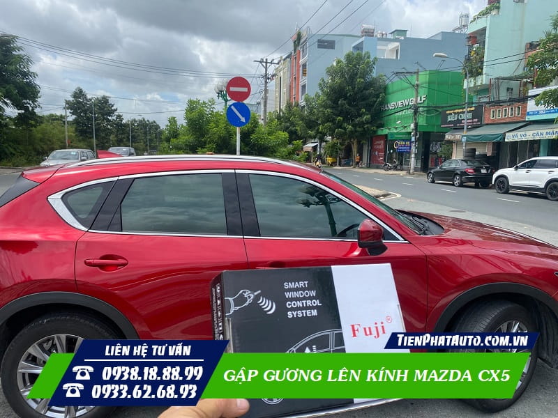 Khách hàng lắp gập gương lên kính Mazda CX5 tại TPHCM