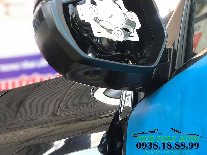 Mắt camera bên trái được lắp bên dưới gương nhỏ gọn và thẩm mỹ