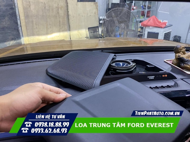 Độ loa trung tâm Ford Everest 2023 giúp âm thanh trên xe hay hơn