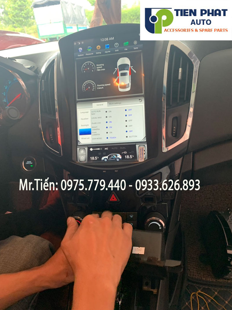 man-hinh-Tesla-cho-xe-Chevrolet-Cruze