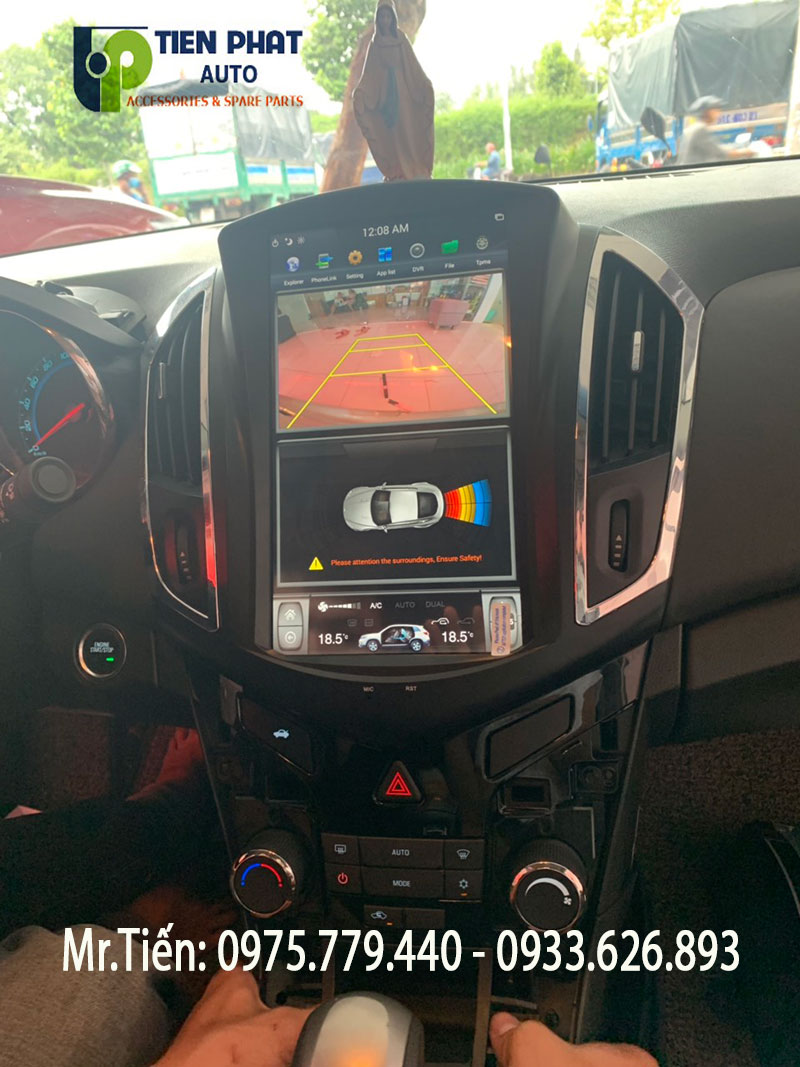 man-hinh-Tesla-cho-xe-Chevrolet-Cruze