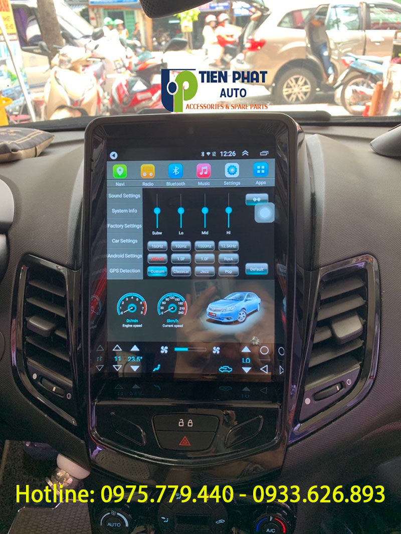 man-hinh-Tesla-cho-xe-Fiesta