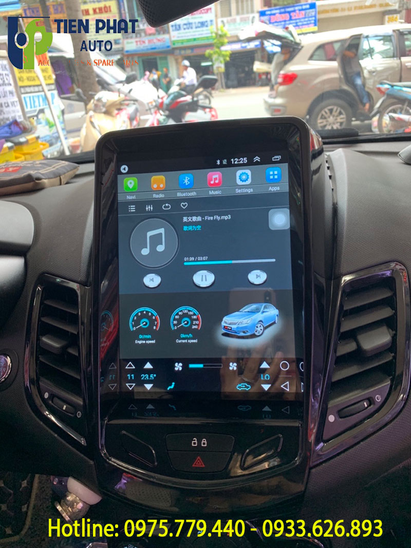 man-hinh-Tesla-cho-xe-Fiesta
