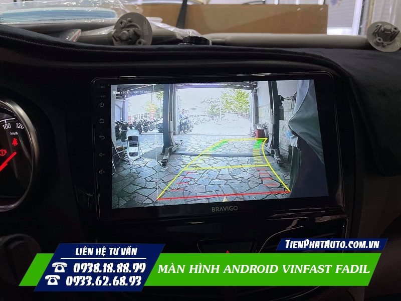 Màn hình tích hợp camera lùi rõ nét kèm vạch đánh lái theo vô lăng