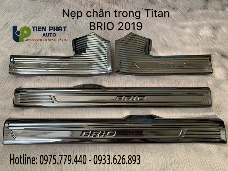 nep-chan-trong-xe-Brio