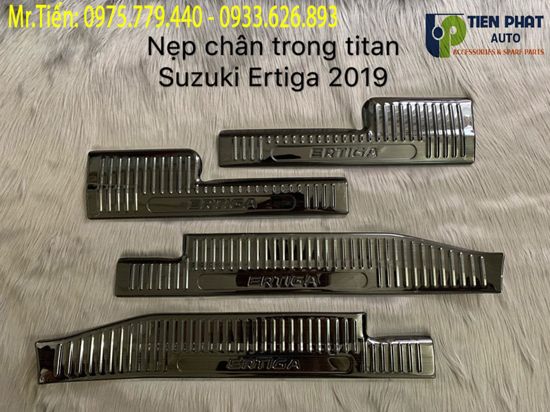 nep-chan-trong-xe-Egtiga