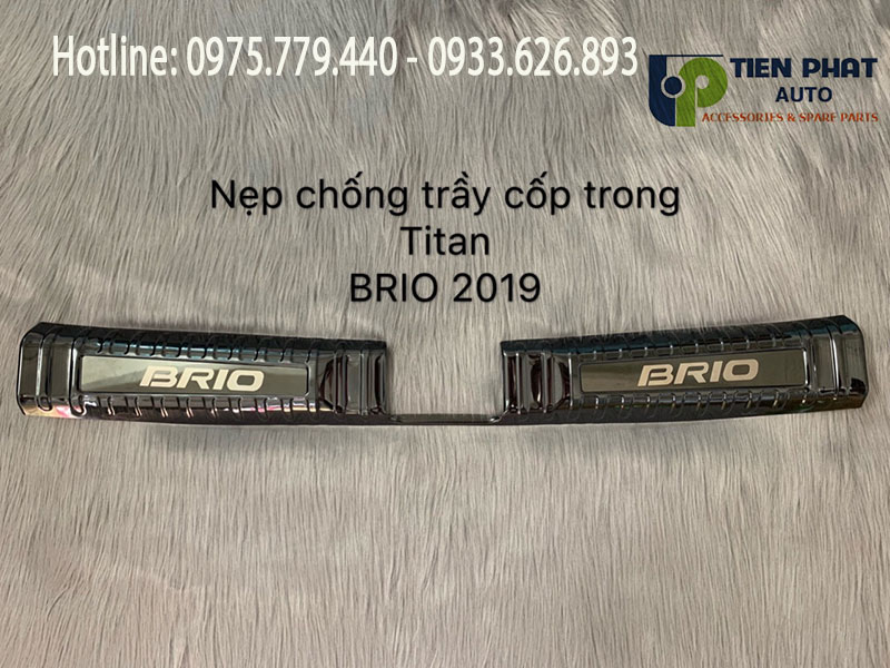 nep-chong-tray-cop-trong-xe-Brio