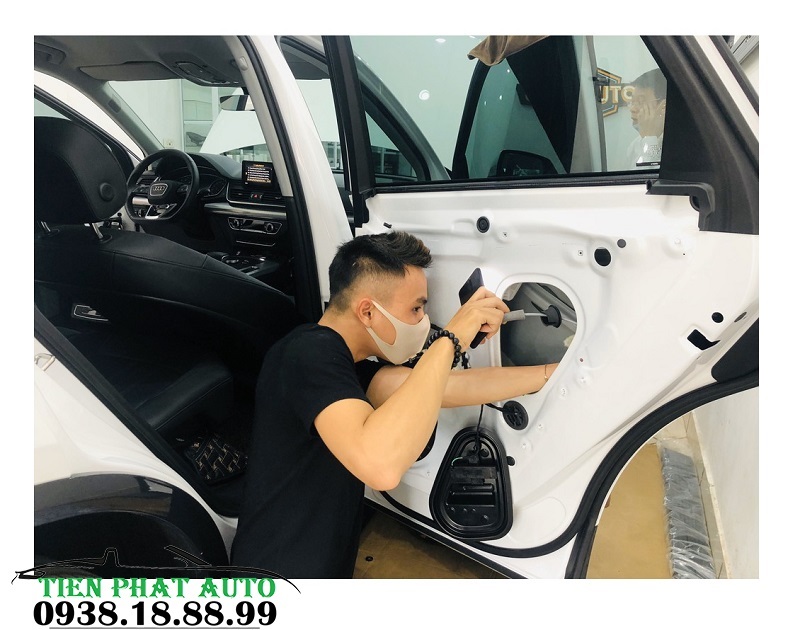 nhan-vien-lap-dat-cua-hit-tu-dong-bmw-x3-tay-nghe-cao