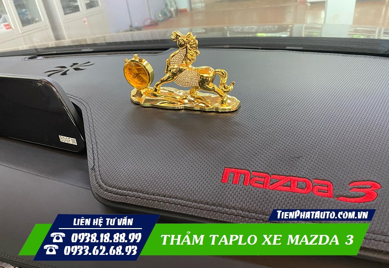 Thảm taplo Mazda 3 được may thẩm mỹ với Logo thêu màu đỏ nổi bật