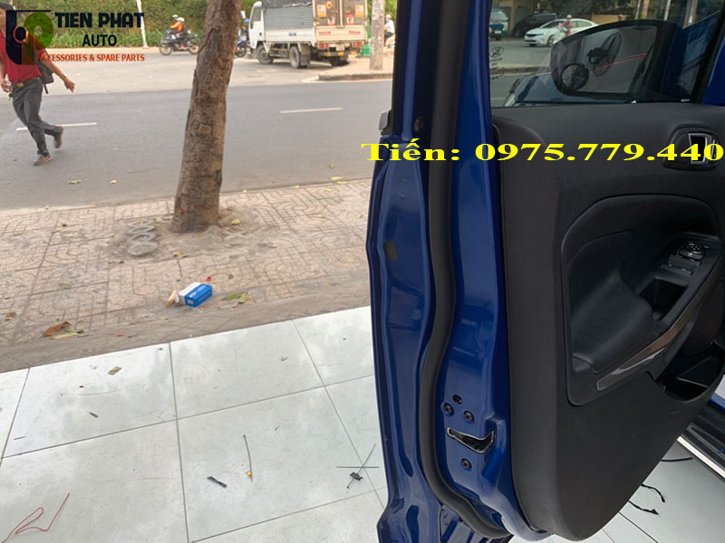 tu-dong-hit-cua-cho-ford-ecosport