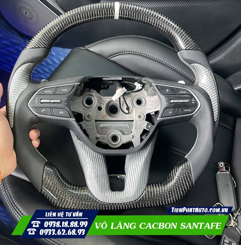 Vô lăng cacbon Santafe 2021 giúp tăng thẫm mỹ nội thất xe