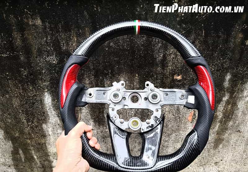 Vô lăng cacbon Kia Seltos giúp tăng thêm sự nổi bật phần taplo xe