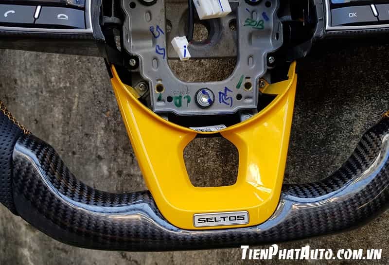 Mẫu vô lăng cacbon thể thao được thiết kế dành riêng cho xe Kia Seltos