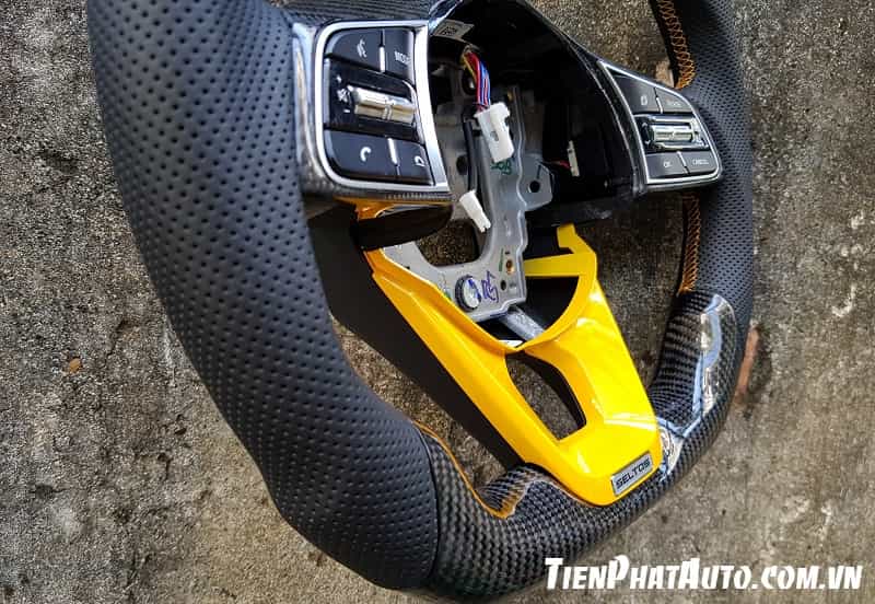 Vô lăng cacbon được làm từ chất liệu cao cấp cho độ bền cao