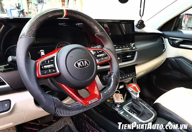 Kia Seltos độ vô lăng Cacbon thể thao mẫu D-CUT