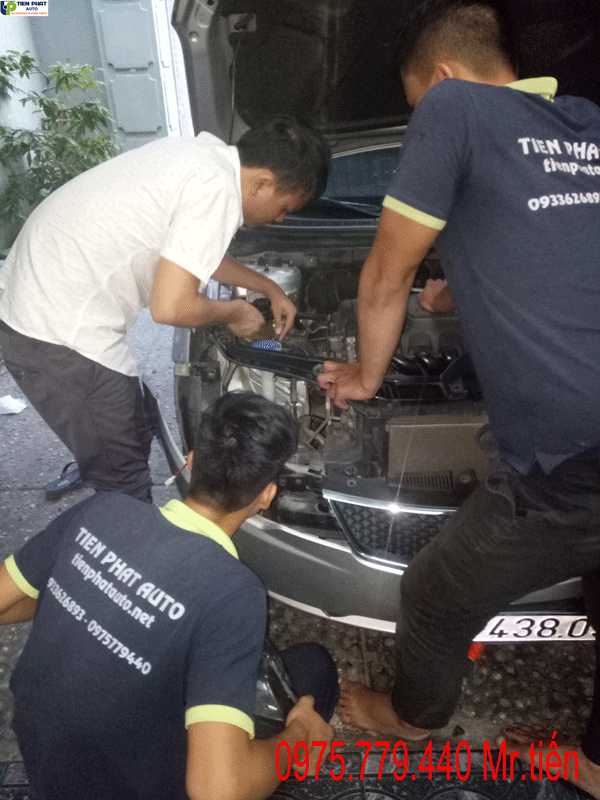 đội ngũ nhân viên đang tháo lắp đèn